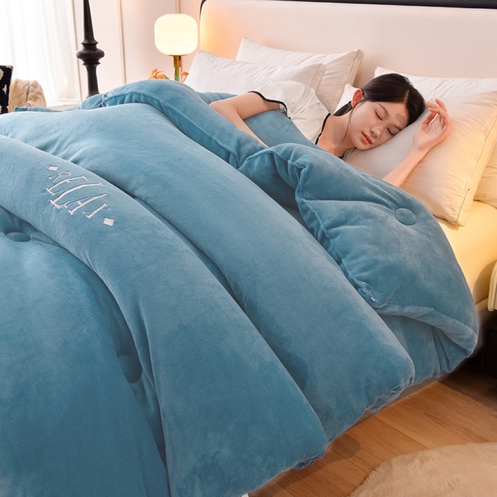 91家纺网 家纺一手货源 找家纺 牛魔王家居 2024新款加厚牛奶绒绣花冬被春秋被大豆被被子 牛奶绒+月光蓝