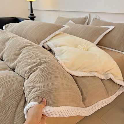 2024新款简约包边全消光雕花牛奶绒兔兔绒四件套 包边绒 波浪条咖