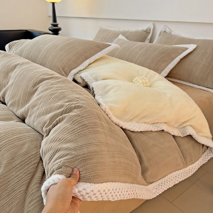 91家纺网 家纺一手货源 找家纺 2024新款简约包边全消光雕花牛奶绒兔兔绒四件套 包边绒 波浪条咖