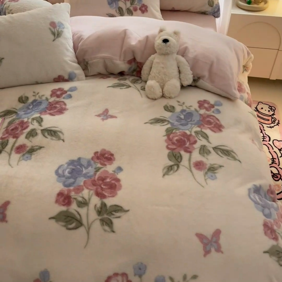 91家纺网 家纺一手货源 找家纺 慕澄家纺 2024新款兔绒牛奶绒加厚保暖印花四件套 花飞蝶舞