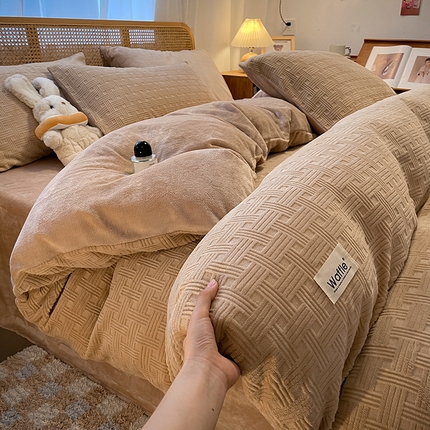 91家纺网 家纺一手货源 找家纺 莱茵家居 2024新款A类高克重雕花牛奶绒四件套-糖果格 糖果格-咖色