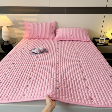 91家纺网 家纺一手货源 找家纺 2024新款A类纯色牛奶绒刺绣薄款床垫加厚绒保暖床笠床护垫 艾维-粉（床褥款）
