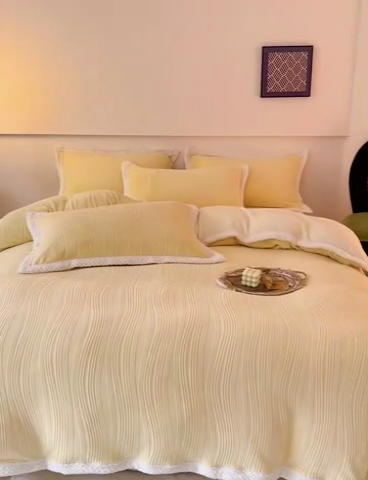 91家纺网 家纺一手货源 找家纺 2024新款简约包边全消光雕花牛奶绒兔兔绒四件套 包边绒 波浪条米黄