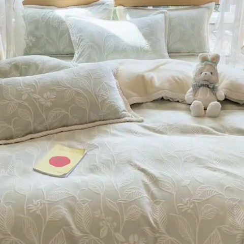 91家纺网 家纺一手货源 找家纺 2024新款简约包边全消光雕花牛奶绒兔兔绒四件套 雕花包边-迪亚妮 浅绿