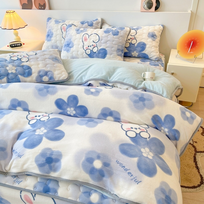 91家纺网 家纺一手货源 找家纺 2024秋冬A类牛奶绒加厚夹棉床笠+牛奶绒被套四件套蓓蕾兔-兰