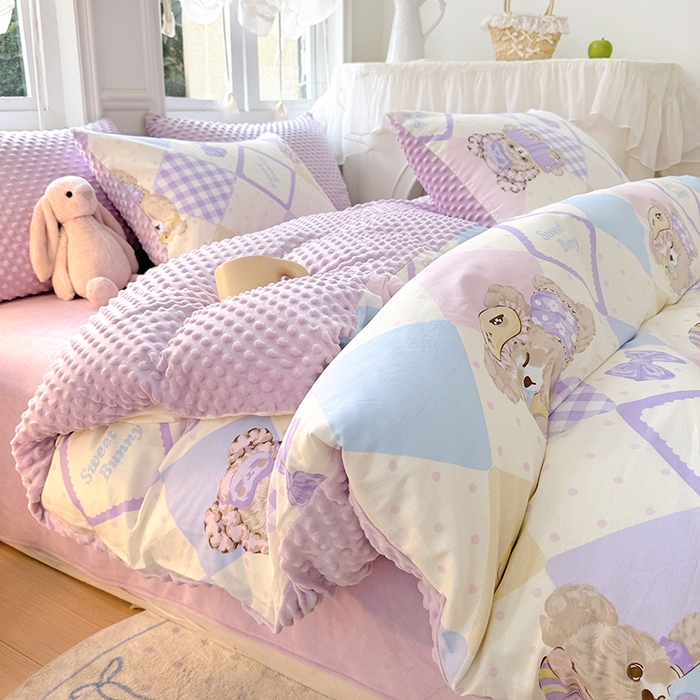 91家纺网 家纺一手货源 找家纺 优迈2024新秋冬加厚保暖全棉+豆豆绒四件套婴儿绒牛奶绒豆豆单被套单人双人加大号棉加绒三件套四件套 梦幻熊仔