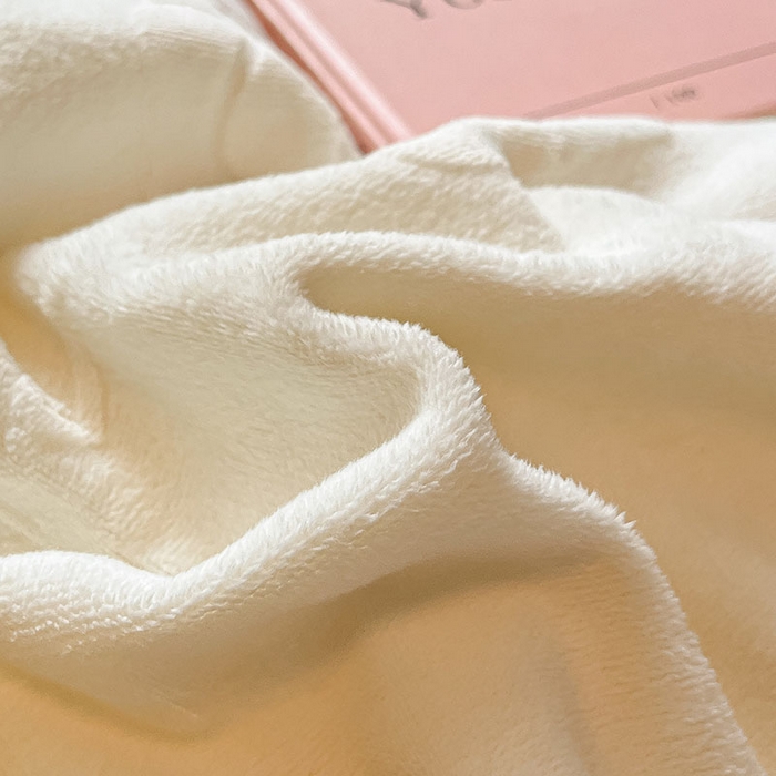 91家纺网 家纺一手货源 找家纺 2024新款简约包边全消光雕花牛奶绒兔兔绒四件套 雕花包边-浪漫人生 奶白