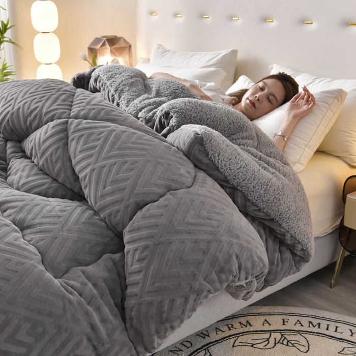 91家纺网 家纺一手货源 找家纺 锦逸家居 2025新款剪花牛奶绒冬被纯色冬被雕花牛奶绒冬被被子被芯春秋被 高级灰