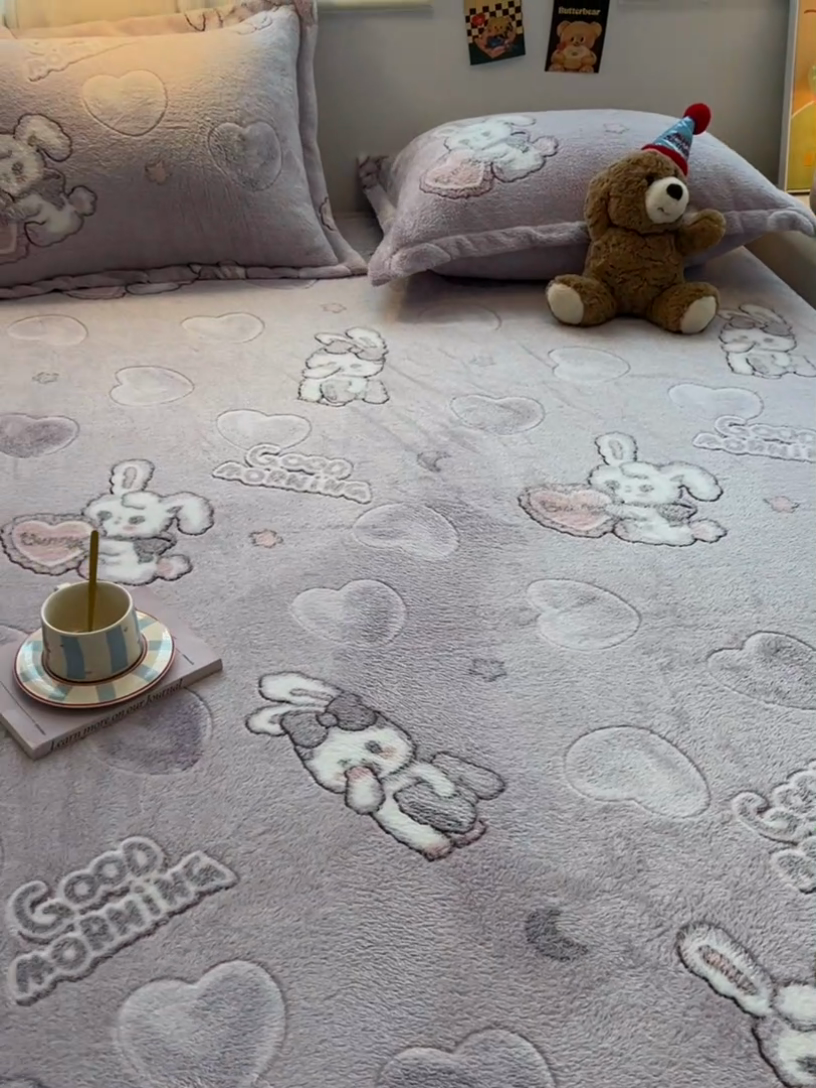 91家纺网 家纺一手货源 找家纺 韩巢家纺 2024新款加厚雪花绒卡通印花保暖床笠三件套 爱心兔(紫)