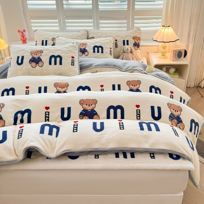 91家纺网 家纺一手货源 找家纺 2024秋冬新款牛奶绒加厚夹棉床褥垫+牛奶绒被套四件套妙妙熊