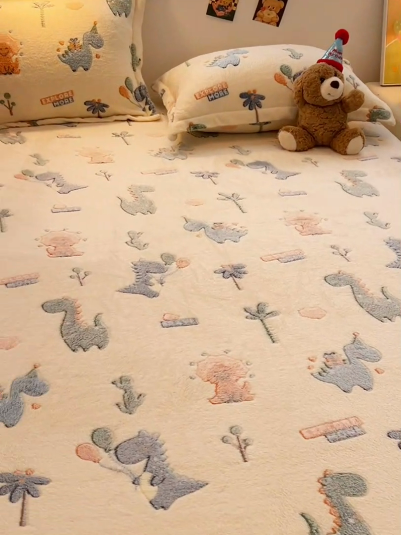 91家纺网 家纺一手货源 找家纺 韩巢家纺 2024新款加厚雪花绒卡通印花保暖床笠三件套 恐龙宝贝(绿)