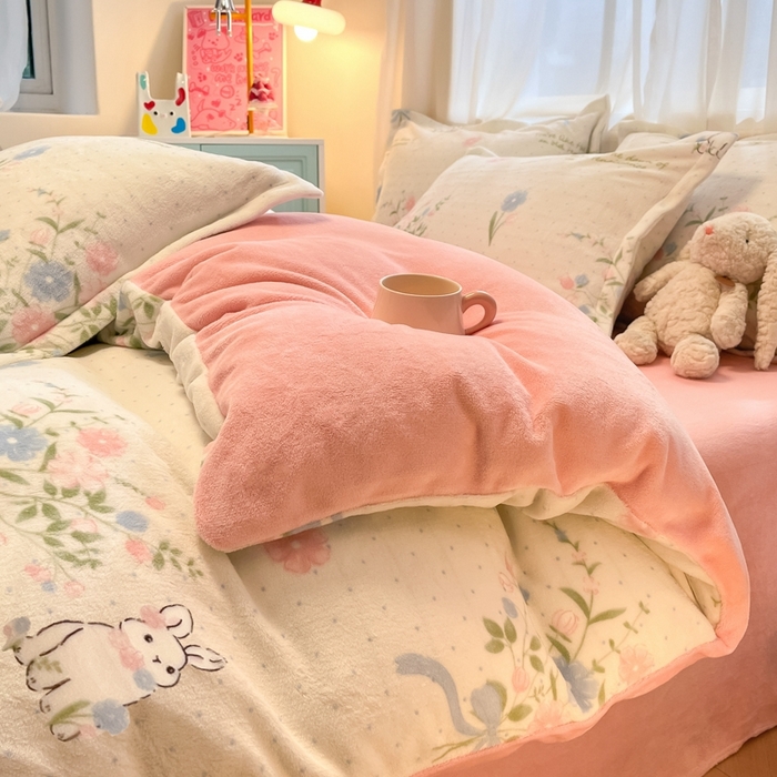 91家纺网 家纺一手货源 找家纺 慕尚家纺 2025新款3.5kg高克重田园花卉类牛奶绒四件套 鲜花小兔