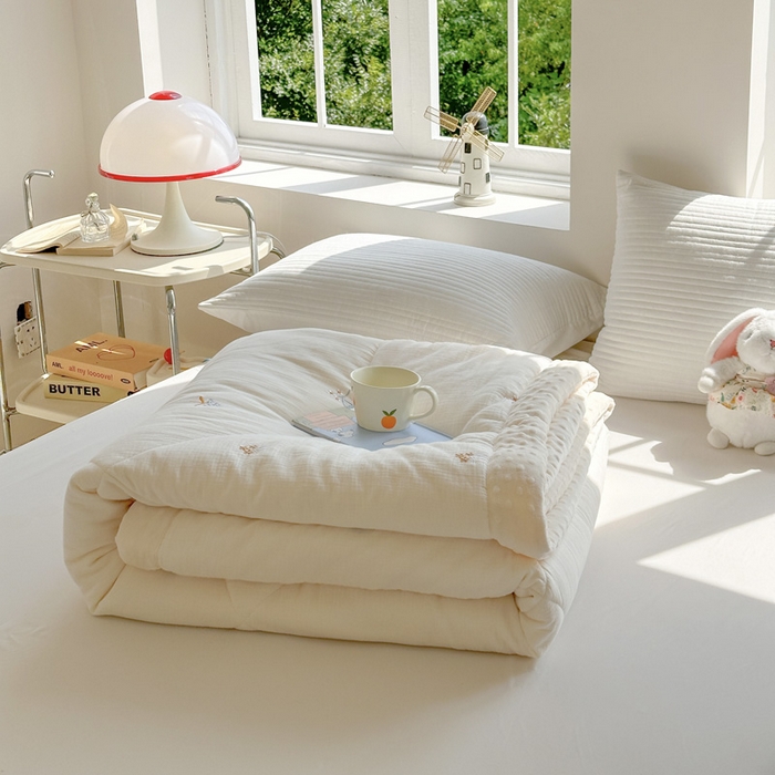 91家纺网 家纺一手货源 找家纺 木楌家居 2025新款全棉A类皱皱纱刺绣手包边豆豆被 允禾