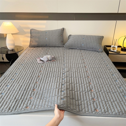 91家纺网 家纺一手货源 找家纺 2024新款A类纯色牛奶绒刺绣薄款床垫加厚绒保暖床笠床护垫 艾维-深灰（床褥款）