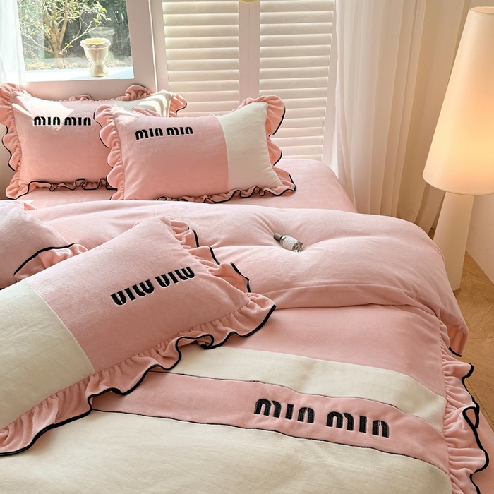 91家纺网 家纺一手货源 找家纺 凯美家居 2024新款牛奶绒刺绣花边四件套-美丽格 美丽格-粉玉