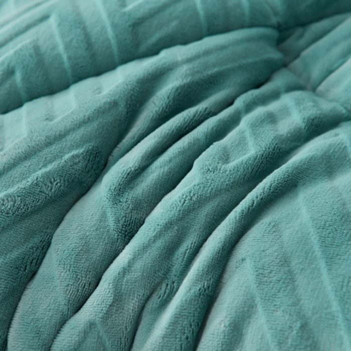 91家纺网 家纺一手货源 找家纺 锦逸家居 2025新款剪花牛奶绒冬被纯色冬被雕花牛奶绒冬被被子被芯春秋被 湖蓝