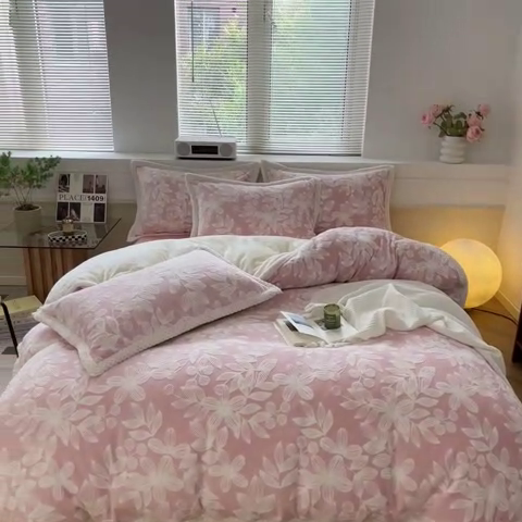 91家纺网 家纺一手货源 找家纺 2024新款简约包边全消光雕花牛奶绒兔兔绒四件套 雕花包边-爱在秋冬 樱花粉