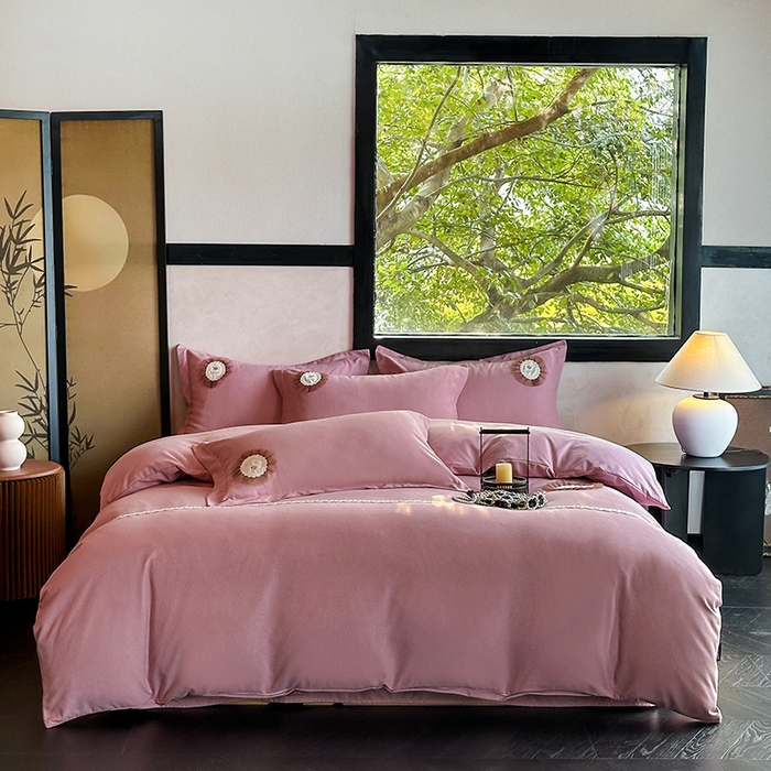 91家纺网 家纺一手货源 找家纺 梵克保罗 2024秋冬加厚肌理纹碳素磨毛刺绣贴布绣花边新中式四件套 豆沙