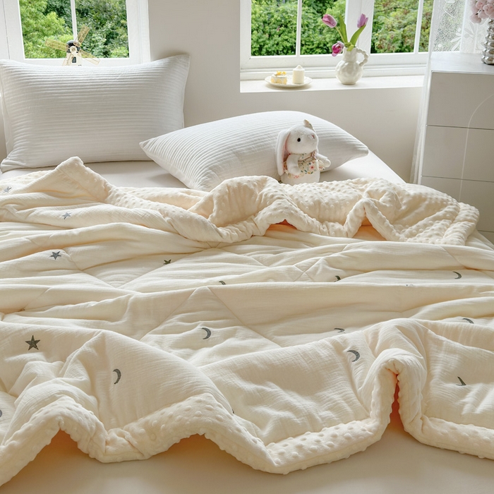 91家纺网 家纺一手货源 找家纺 木楌家居 2025新款全棉A类皱皱纱刺绣手包边豆豆被 星柔