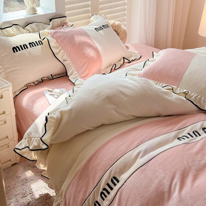 91家纺网 家纺一手货源 找家纺 凯美家居 2024新款牛奶绒刺绣花边四件套-美丽格 美丽格-白粉