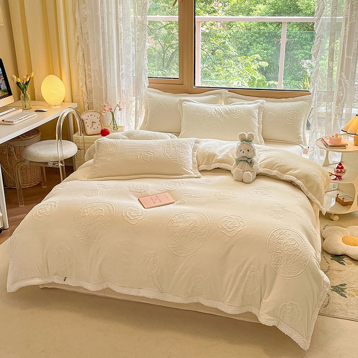 91家纺网 家纺一手货源 找家纺 2024新款简约包边全消光雕花牛奶绒兔兔绒四件套 雕花包边-浪漫人生 奶白
