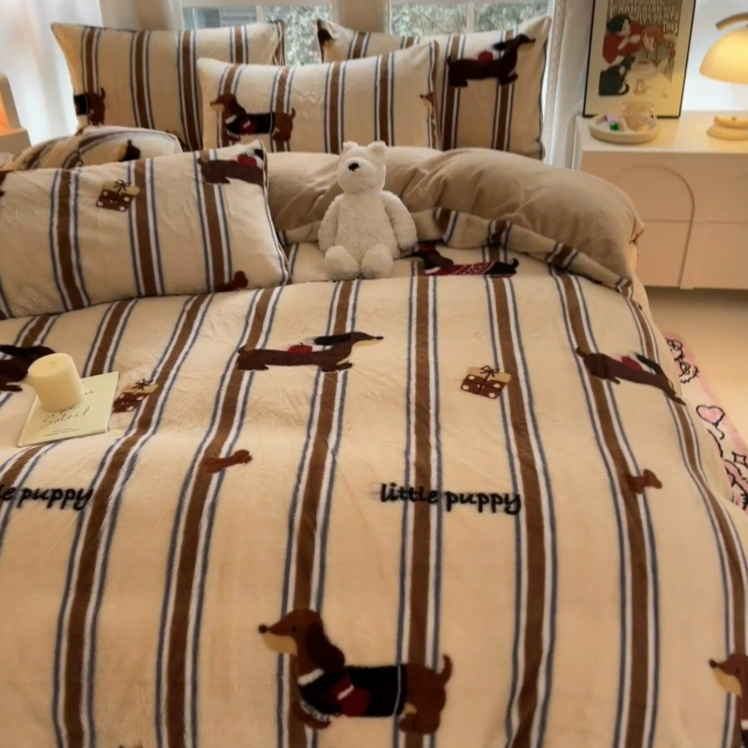 91家纺网 家纺一手货源 找家纺 慕澄家纺 2024新款兔绒牛奶绒加厚保暖印花四件套 腊肠狗