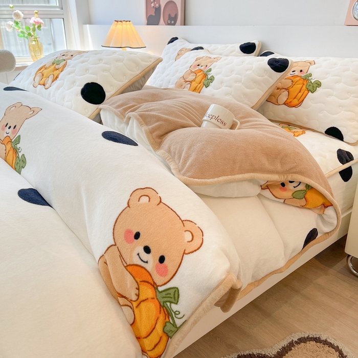 91家纺网 家纺一手货源 找家纺 2024秋冬A类牛奶绒加厚夹棉床笠+牛奶绒被套四件套波点熊