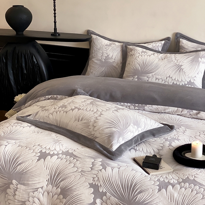 91家纺网 家纺一手货源 找家纺 梦享生活家居 2024新款加厚保暖牛奶绒四件套 烟花-灰