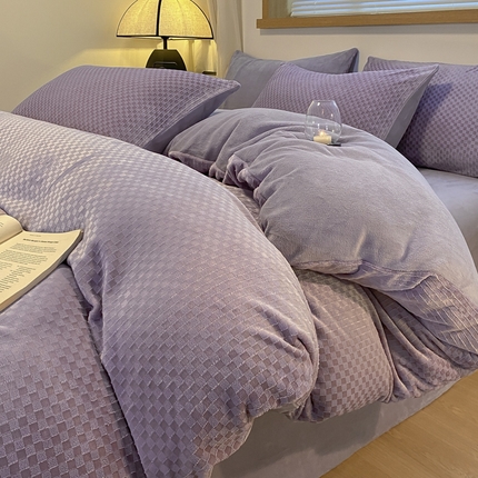 91家纺网 家纺一手货源 找家纺 （总）莱茵家居 2024新款A类全消光色织提花牛奶绒四件套-格律