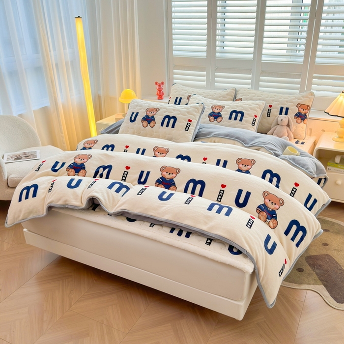 91家纺网 家纺一手货源 找家纺 2024秋冬新款牛奶绒加厚夹棉床褥垫+牛奶绒被套四件套妙妙熊