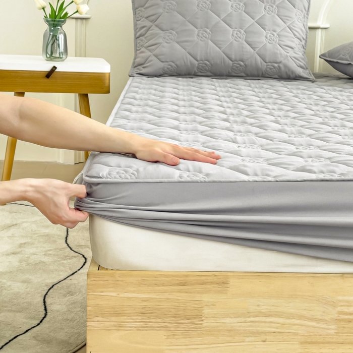 91家纺网 家纺一手货源 找家纺 丝涟家居 2025新款A类亲肤棉防水防污床笠--花朵款 玫瑰花-银优灰