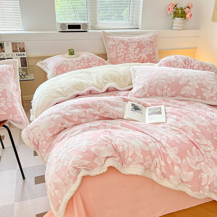 91家纺网 家纺一手货源 找家纺 2024新款简约包边全消光雕花牛奶绒兔兔绒四件套 雕花包边-爱在秋冬 樱花粉