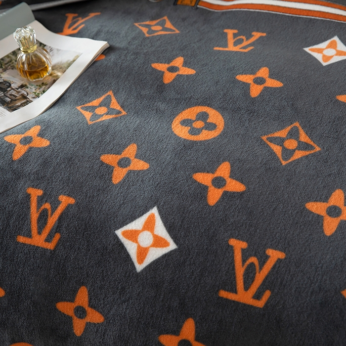 91家纺网 家纺一手货源 找家纺 雨萝家纺 2024新款亲肤舒适牛奶绒四件套 大牌风