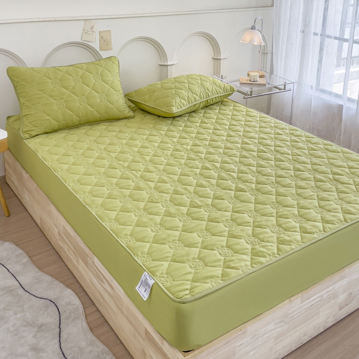 91家纺网 家纺一手货源 找家纺 丝涟家居 2025新款A类亲肤棉防水防污床笠--花朵款 玫瑰花-芥末绿