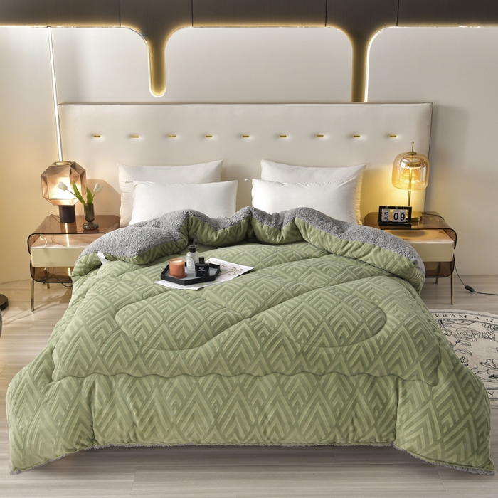 91家纺网 家纺一手货源 找家纺 锦逸家居 2025新款剪花牛奶绒冬被纯色冬被雕花牛奶绒冬被被子被芯春秋被 抹茶绿