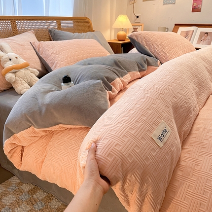 91家纺网 家纺一手货源 找家纺 莱茵家居 2024新款A类高克重雕花牛奶绒四件套-糖果格 糖果格-粉灰