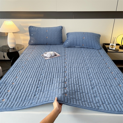91家纺网 家纺一手货源 找家纺 2024新款A类纯色牛奶绒刺绣薄款床垫加厚绒保暖床笠床护垫 艾维-蓝（床褥款）