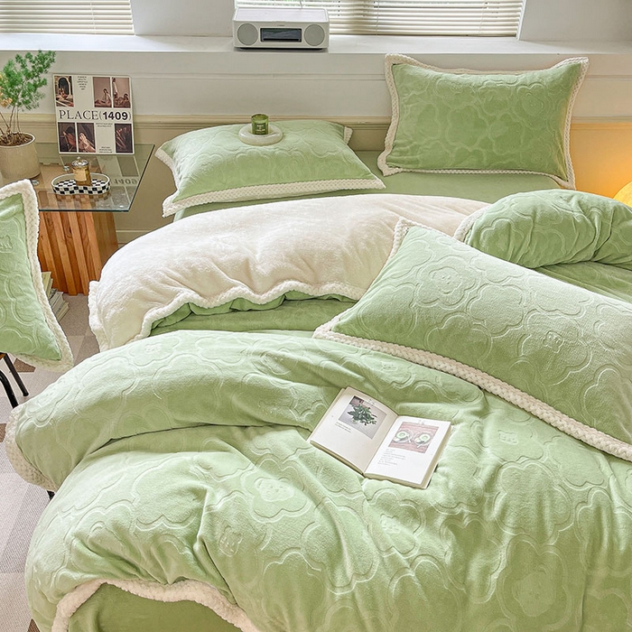 91家纺网 家纺一手货源 找家纺 2024新款简约包边全消光雕花牛奶绒兔兔绒四件套 雕花包边-雕花小熊 草绿