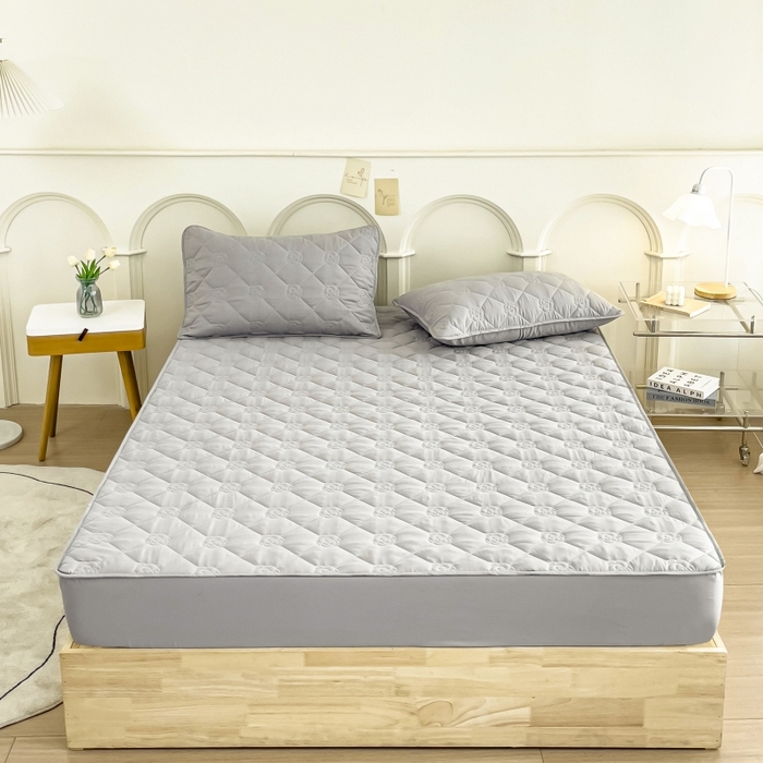 91家纺网 家纺一手货源 找家纺 丝涟家居 2025新款A类亲肤棉防水防污床笠--花朵款 玫瑰花-银优灰