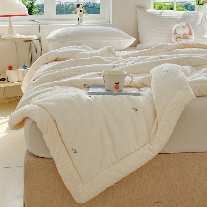 91家纺网 家纺一手货源 找家纺 木楌家居 2025新款全棉A类皱皱纱刺绣手包边豆豆被 芊朵