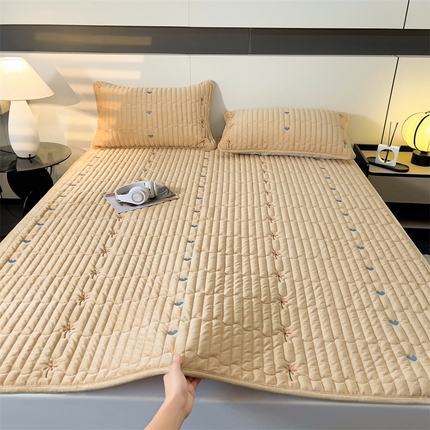 91家纺网 家纺一手货源 找家纺 2024新款A类纯色牛奶绒刺绣薄款床垫加厚绒保暖床笠床护垫 艾维-卡其（床褥款）