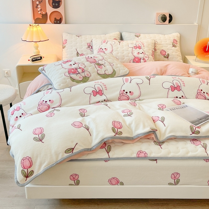 91家纺网 家纺一手货源 找家纺 2024秋冬A类牛奶绒加厚夹棉床笠+牛奶绒被套四件套浪漫小兔