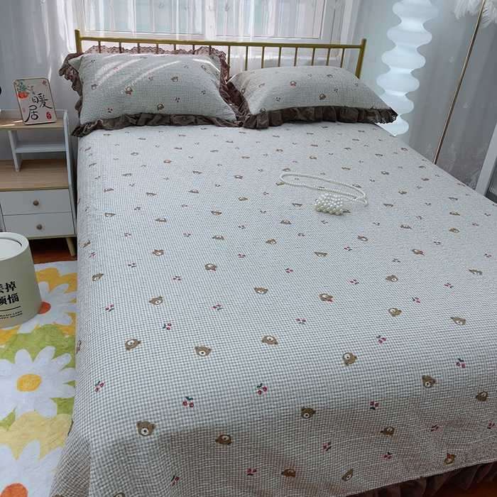 91家纺网 家纺一手货源 找家纺 2024新款亲肤舒适法式床盖三件套 熊头小格子