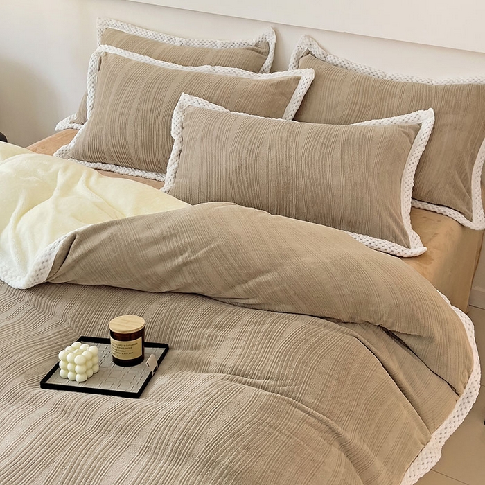 91家纺网 家纺一手货源 找家纺 2024新款简约包边全消光雕花牛奶绒兔兔绒四件套 包边绒 波浪条咖