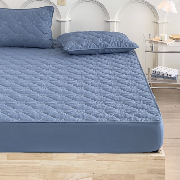 91家纺网 家纺一手货源 找家纺 丝涟家居 2025新款A类亲肤棉防水防污床笠--花朵款 玫瑰花-海洋蓝