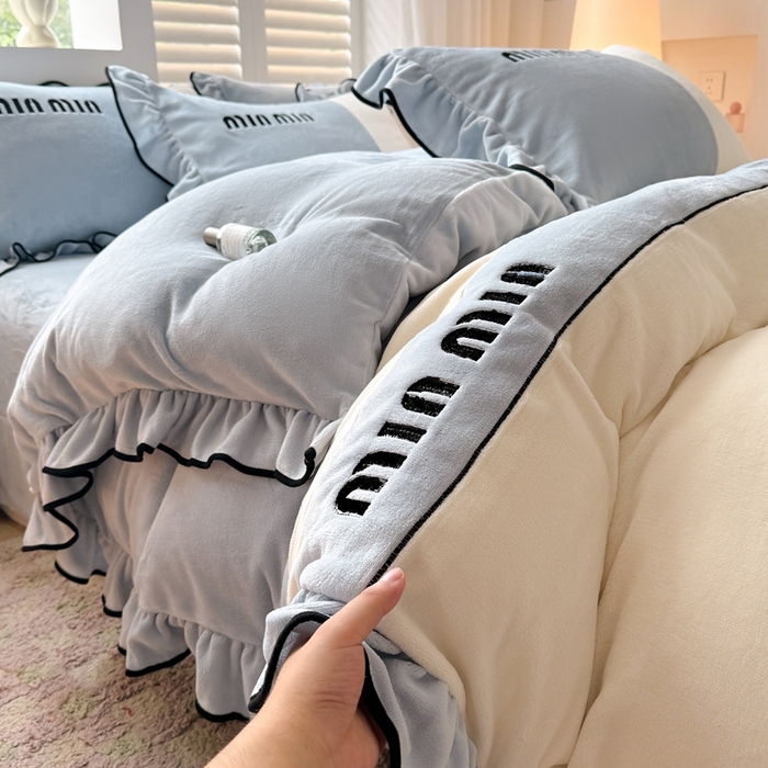 91家纺网 家纺一手货源 找家纺 凯美家居 2024新款牛奶绒刺绣花边四件套-美丽格 美丽格-蓝灰