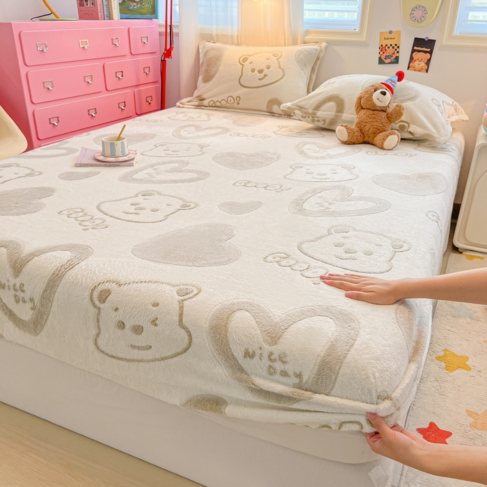 91家纺网 家纺一手货源 找家纺 韩巢家纺 2024新款加厚雪花绒卡通印花保暖床笠三件套 爱心熊(绿)