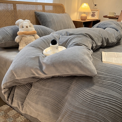 91家纺网 家纺一手货源 找家纺 莱茵 2024新款高克重牛奶绒雕花烂花简单款四件套巴克曼-浅灰