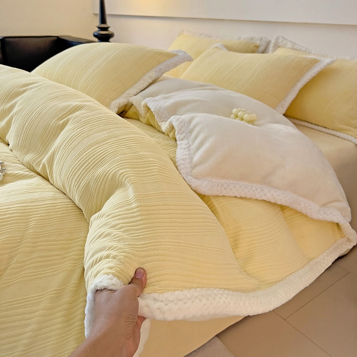 91家纺网 家纺一手货源 找家纺 2024新款简约包边全消光雕花牛奶绒兔兔绒四件套 包边绒 波浪条米黄