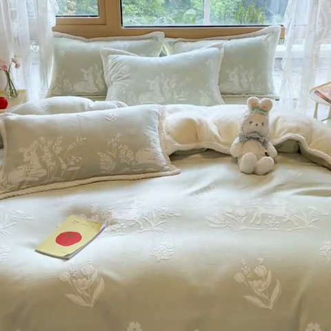 91家纺网 家纺一手货源 找家纺 2024新款简约包边全消光雕花牛奶绒兔兔绒四件套 雕花包边-花丛小鹿 绿